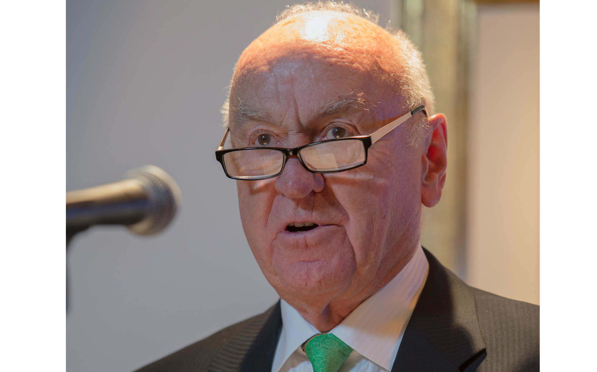 Shaw founder JR Shaw dies at 85 Shaw founder JR Shaw dies at 85