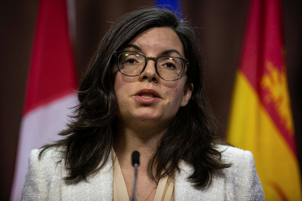 Ashton says Bell provides poor service to Manitoba communities